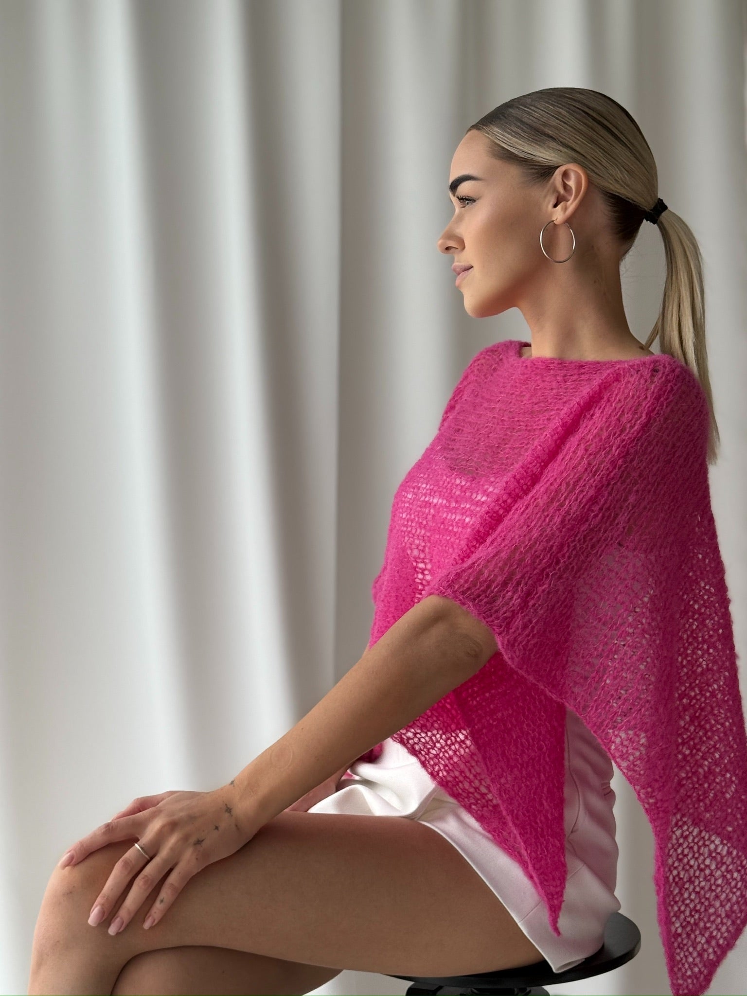 Megztas pončas- ryški rožinė
